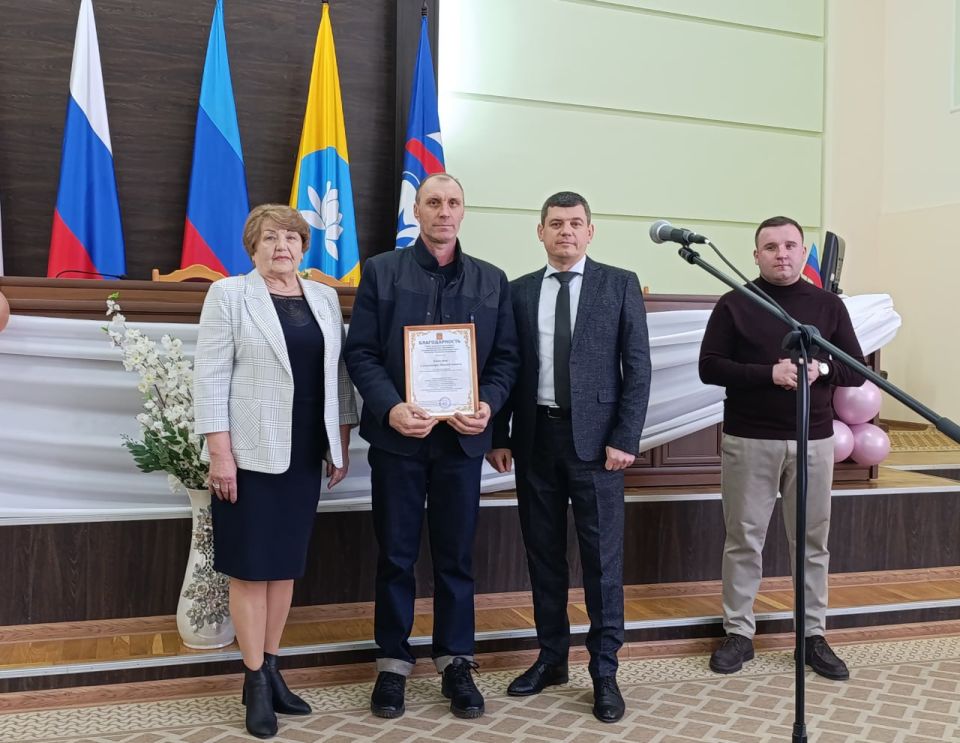 В Антраците прошло торжественное собрание, посвящённое Дню работника бытового обслуживания населения и жилищнокоммунального хозяйства В Антраците прошло торжественное собрание, посвящённое Дню работника бытового обслуживания населения и жилищнокоммунального хозяйства