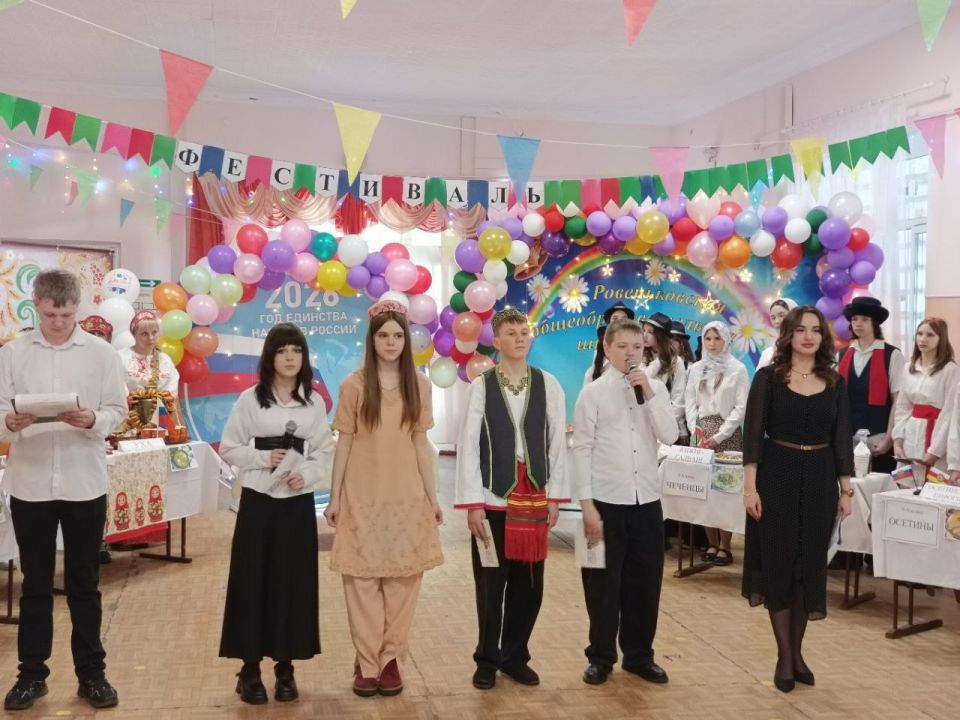 В Ровеньках состоялся «Фестиваль национальной кухни народов России», в рамках Года единства народов В Ровеньках состоялся «Фестиваль национальной кухни народов России», в рамках Года единства народов