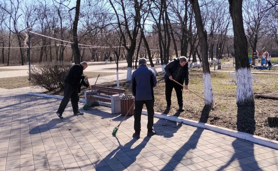 Сотрудники учреждений культуры Алчевска продолжают активное участие в субботнике Сотрудники учреждений культуры Алчевска продолжают активное участие в субботнике