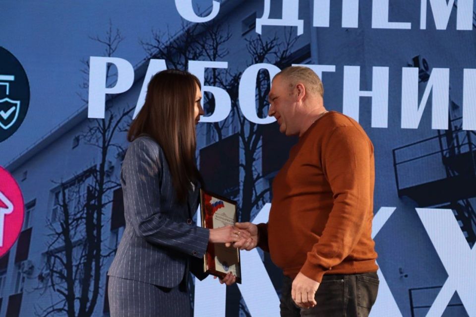 Яна Сылкина: Сегодня чествовали тех, кто ежедневным кропотливым честным трудом обеспечивает комфортную жизнь каждого из нас Яна Сылкина: Сегодня чествовали тех, кто ежедневным кропотливым честным трудом обеспечивает комфортную жизнь каждого из нас