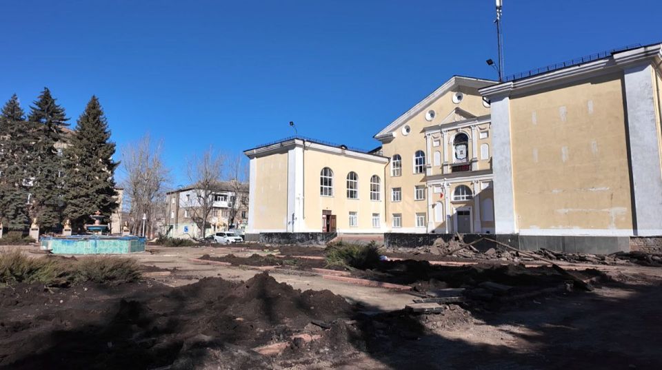 Сегодня на площади у ДК «Юность» продолжаются демонтажные работы Сегодня на площади у ДК «Юность» продолжаются демонтажные работы
