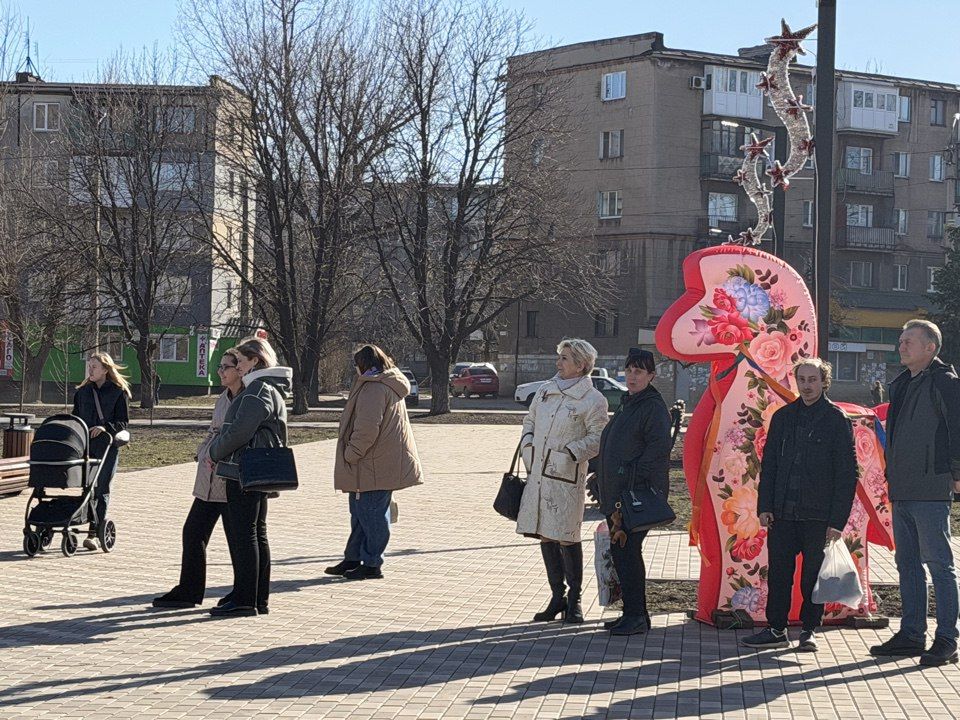 Уникальная выставка под названием «Театральная площадь» открыта на площади 25-летия Победы Уникальная выставка под названием «Театральная площадь» открыта на площади 25-летия Победы