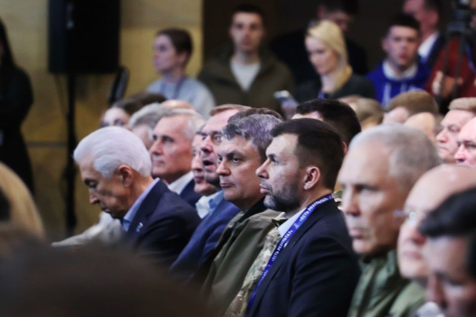 ЛНР на форуме в Ростове. Глава ЛНР Леонид Пасечник и делегация из республики приняли участие во втором окружном отчетно-программном форуме «Есть результат!» партии «Единая Россия», который состоялся 12 марта в... ЛНР на форуме в Ростове. Глава ЛНР Леонид Пасечник и делегация из республики приняли участие во втором окружном отчетно-программном форуме «Есть результат!» партии «Единая Россия», который состоялся 12 марта в...