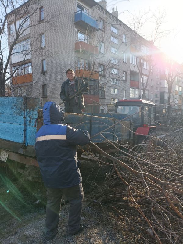 Рабочие будни коммунальных служб: чистота, порядок и безопасность Рабочие будни коммунальных служб: чистота, порядок и безопасность