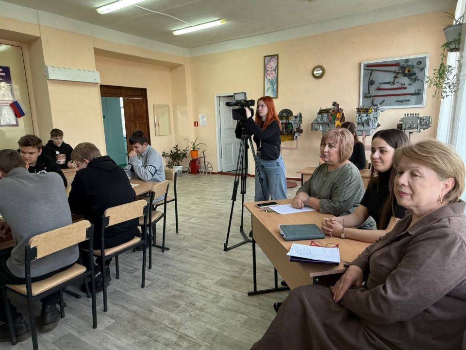 Ровеньковский детский центр научно-технического творчества провел открытое тематическое занятие кружка «Школа юного автомобилиста» по теме «Безопасность на дороге. Нерегулируемые перекрестки» Ровеньковский детский центр научно-технического творчества провел открытое тематическое занятие кружка «Школа юного автомобилиста» по теме «Безопасность на дороге. Нерегулируемые перекрестки»