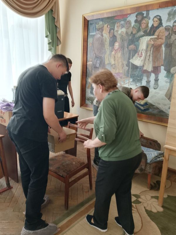 Студенты-волонтёры помогают готовить залы музея Стаханова к открытию Студенты-волонтёры помогают готовить залы музея Стаханова к открытию