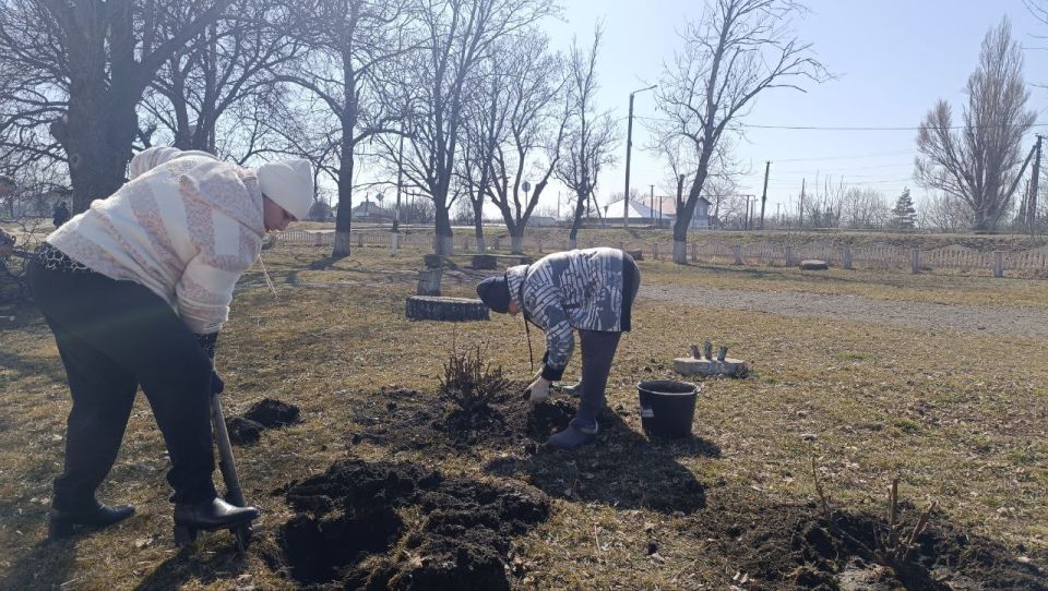 В селе Самсоновка состоялся субботник В селе Самсоновка состоялся субботник