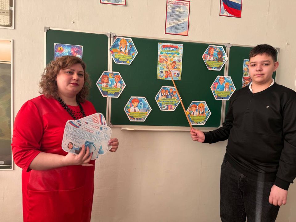 Члены УИК Алчевска проводят правовые уроки для юных избирателей Члены УИК Алчевска проводят правовые уроки для юных избирателей