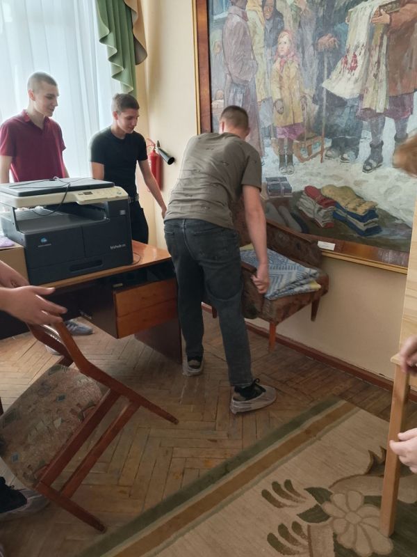 Студенты-волонтёры помогают готовить залы музея Стаханова к открытию Студенты-волонтёры помогают готовить залы музея Стаханова к открытию