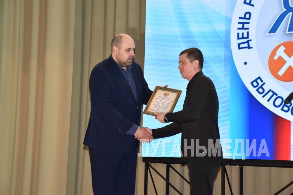 Кировчане поздравили работников коммунальной сферы праздничным концертом Кировчане поздравили работников коммунальной сферы праздничным концертом
