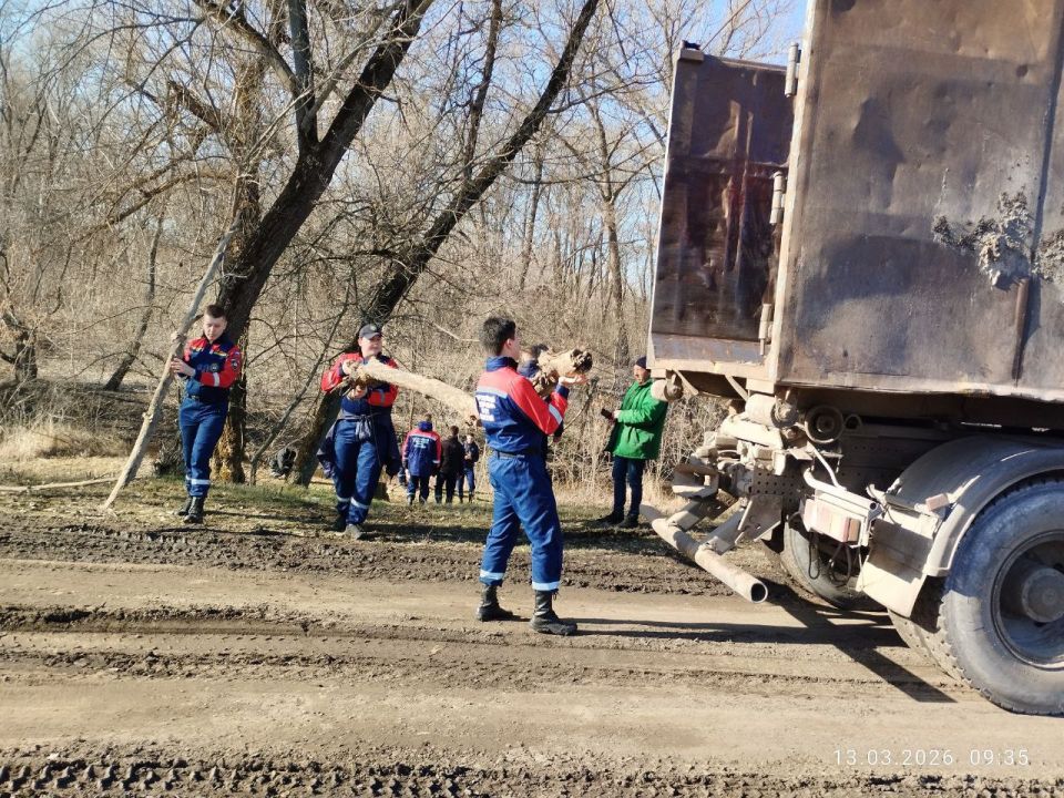 Спасатели в Луганске ликвидируют заторы на реке Лугань Спасатели в Луганске ликвидируют заторы на реке Лугань