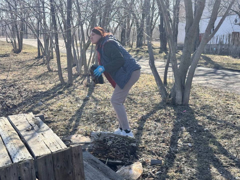 13 марта в пгт Дзержинский прошли работы по благоустройству территории ул. Герцена в районе Ровеньковского ясли-сада комбинированного вида «Тополек» 13 марта в пгт Дзержинский прошли работы по благоустройству территории ул. Герцена в районе Ровеньковского ясли-сада комбинированного вида «Тополек»