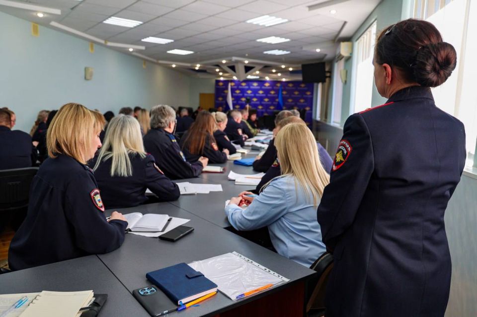 111Александр Корниенко провёл совещание с участием представителей кадровых подразделений территориальных ОВД 111Александр Корниенко провёл совещание с участием представителей кадровых подразделений территориальных ОВД