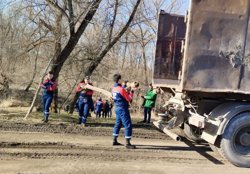 В Луганске спасатели расчистили участок реки Лугань от заторов В Луганске спасатели расчистили участок реки Лугань от заторов