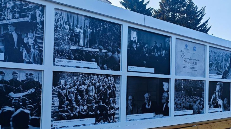 Уникальная выставка под названием «Театральная площадь» открыта на площади 25-летия Победы Уникальная выставка под названием «Театральная площадь» открыта на площади 25-летия Победы