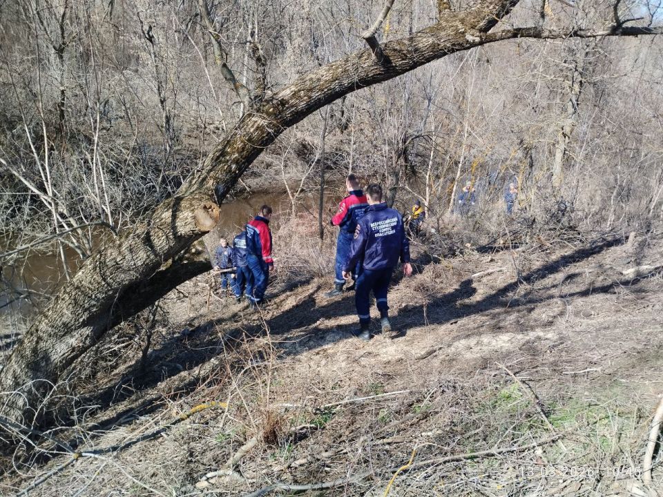 Спасатели в Луганске ликвидируют заторы на реке Лугань Спасатели в Луганске ликвидируют заторы на реке Лугань
