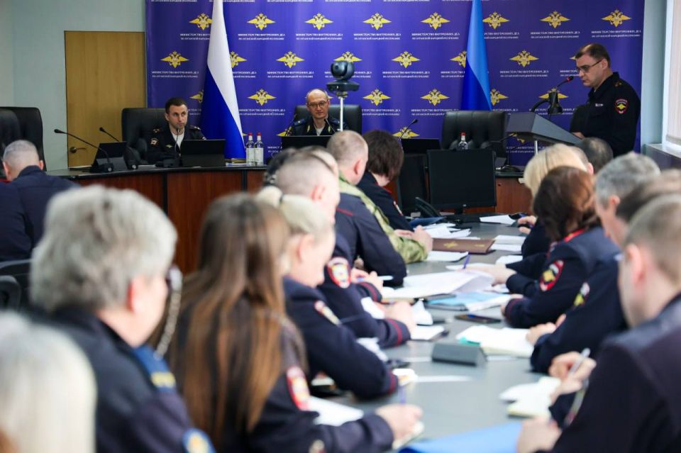 111Александр Корниенко провёл совещание с участием представителей кадровых подразделений территориальных ОВД 111Александр Корниенко провёл совещание с участием представителей кадровых подразделений территориальных ОВД