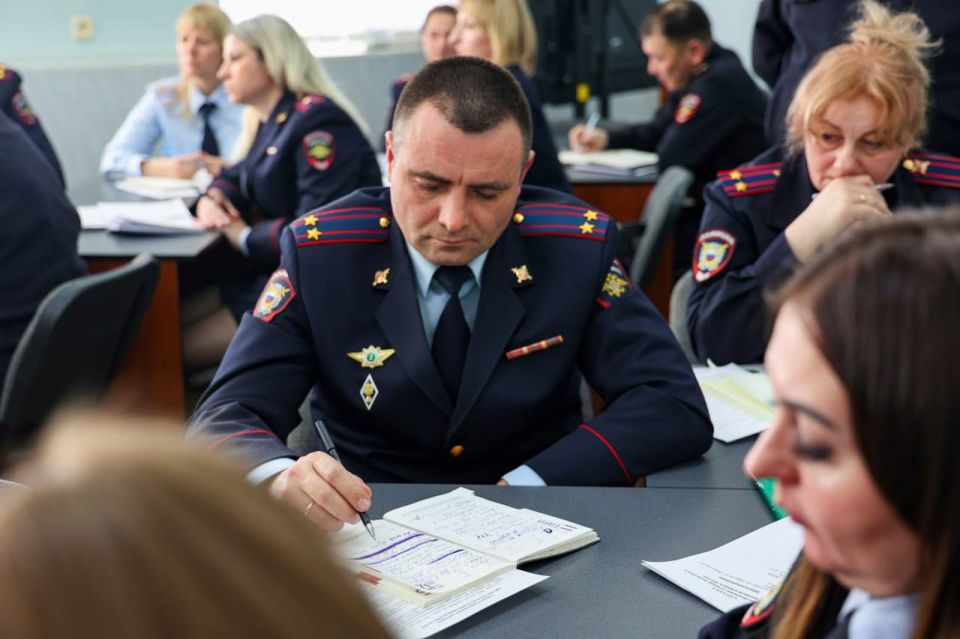 111Александр Корниенко провёл совещание с участием представителей кадровых подразделений территориальных ОВД 111Александр Корниенко провёл совещание с участием представителей кадровых подразделений территориальных ОВД