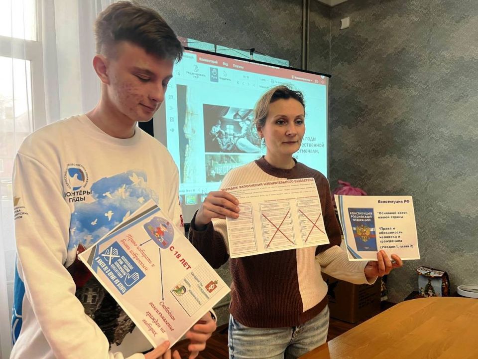 Члены УИК Алчевска проводят правовые уроки для юных избирателей Члены УИК Алчевска проводят правовые уроки для юных избирателей
