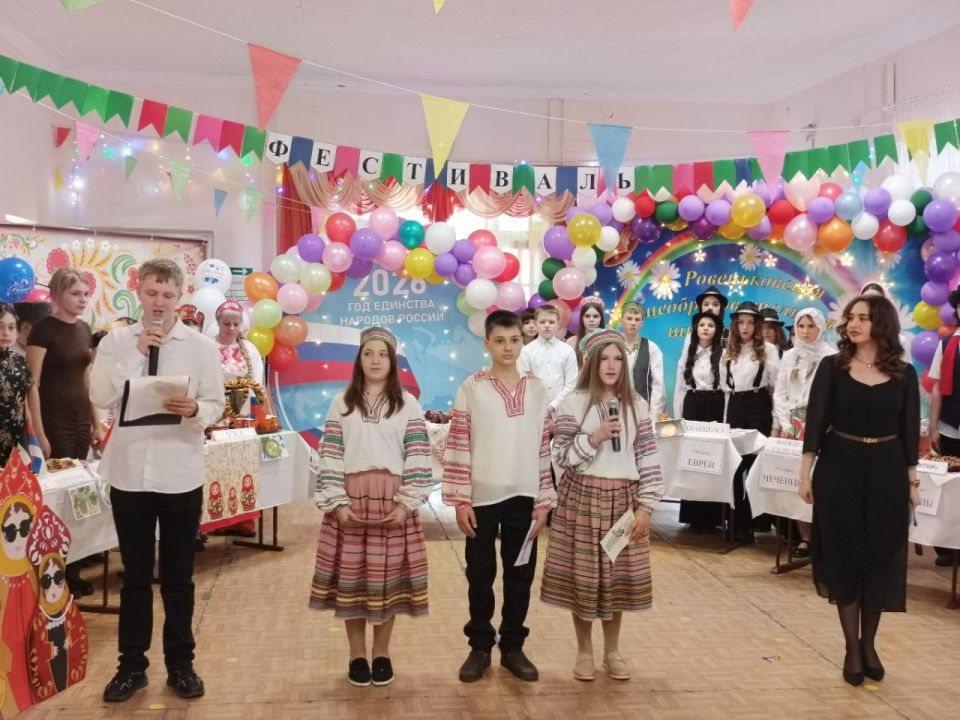 В Ровеньках состоялся «Фестиваль национальной кухни народов России», в рамках Года единства народов В Ровеньках состоялся «Фестиваль национальной кухни народов России», в рамках Года единства народов
