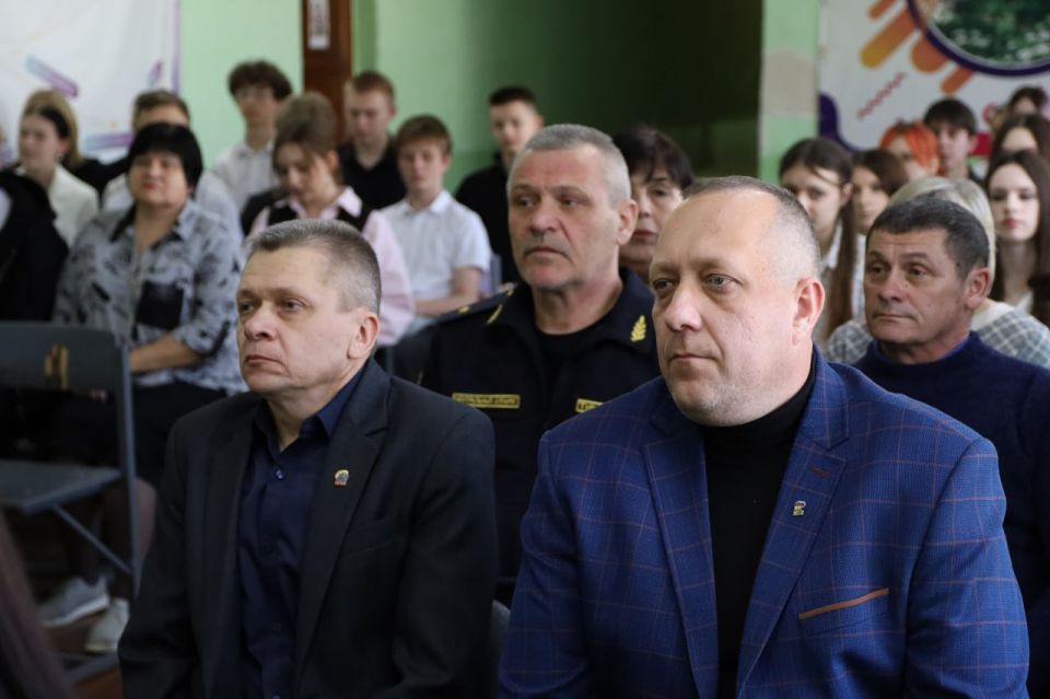 В Роскошнянском УВК торжественно открыли две Парты Героя В Роскошнянском УВК торжественно открыли две Парты Героя