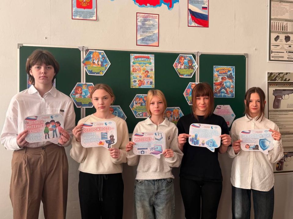 Члены УИК Алчевска проводят правовые уроки для юных избирателей Члены УИК Алчевска проводят правовые уроки для юных избирателей