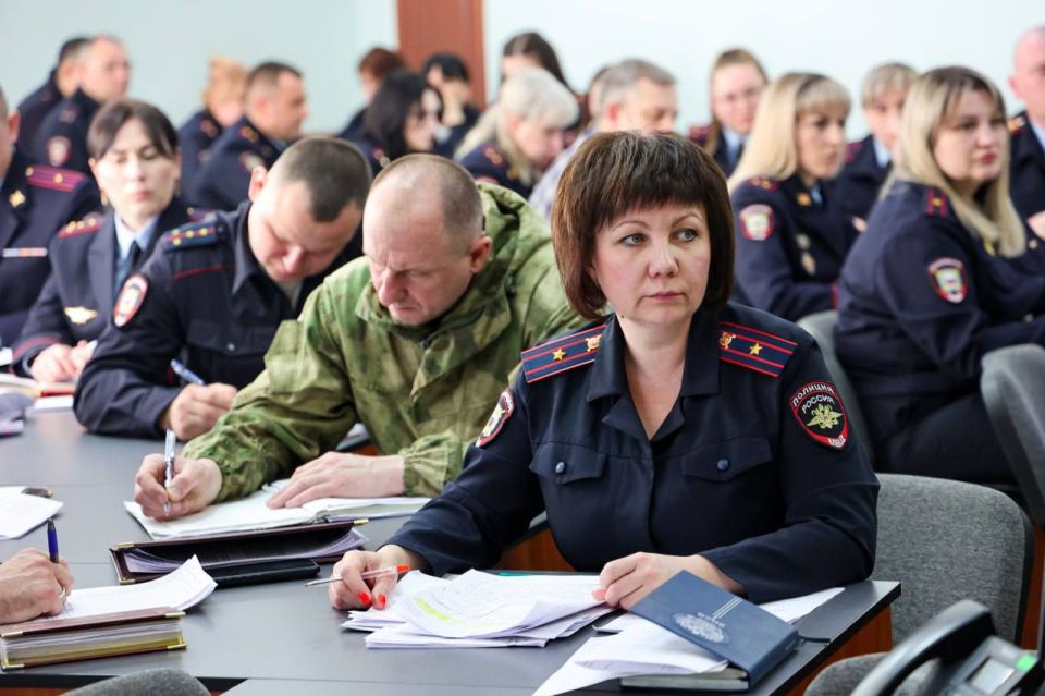 111Александр Корниенко провёл совещание с участием представителей кадровых подразделений территориальных ОВД 111Александр Корниенко провёл совещание с участием представителей кадровых подразделений территориальных ОВД