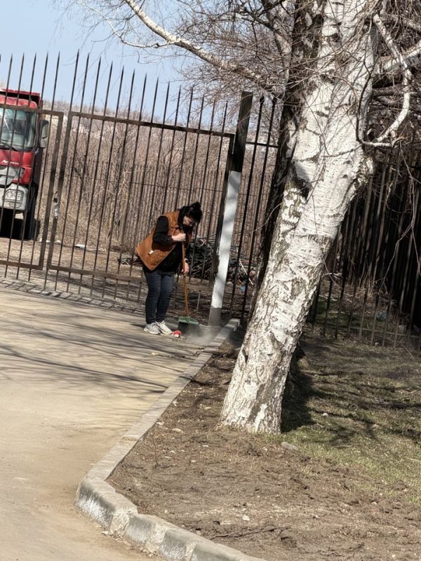 Сотрудники учреждений культуры Алчевска продолжают активное участие в субботнике Сотрудники учреждений культуры Алчевска продолжают активное участие в субботнике