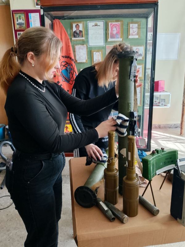 Студенты-волонтёры помогают готовить залы музея Стаханова к открытию Студенты-волонтёры помогают готовить залы музея Стаханова к открытию