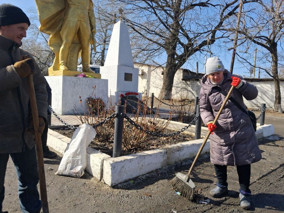 Сотрудники МУП «ЖЭК» г. Ровеньки и работники отделов жизнеобеспечения пгт Дзержинский, Нагольно-Тарасовка и пгт Новодарьевка организовали субботник на прилегающей территории Сотрудники МУП «ЖЭК» г. Ровеньки и работники отделов жизнеобеспечения пгт Дзержинский, Нагольно-Тарасовка и пгт Новодарьевка организовали субботник на прилегающей территории