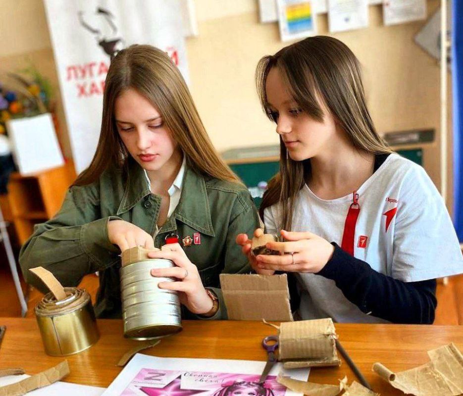 Виктория Сошина: Активисты щетовского первичного отделения партии «Единая Россия» и Антрацитовского отделения Союза женщин России ЛНР организовали в ГБОУ ЛНР «АСШ №12 имени Г.М.Тютюнника» мастер-класс по изготовлению окопных... Виктория Сошина: Активисты щетовского первичного отделения партии «Единая Россия» и Антрацитовского отделения Союза женщин России ЛНР организовали в ГБОУ ЛНР «АСШ №12 имени Г.М.Тютюнника» мастер-класс по изготовлению окопных...
