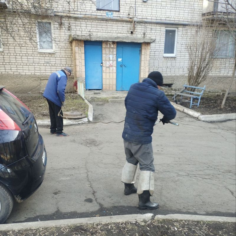 Специалисты Ровеньковского филиала НКО выполняют работы по прочистке выхода системы водоотведения канализации многоквартирных домов Специалисты Ровеньковского филиала НКО выполняют работы по прочистке выхода системы водоотведения канализации многоквартирных домов