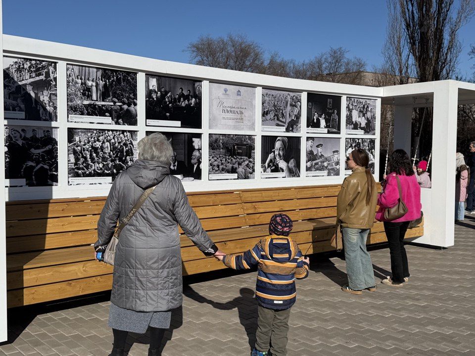 Уникальная выставка под названием «Театральная площадь» открыта на площади 25-летия Победы Уникальная выставка под названием «Театральная площадь» открыта на площади 25-летия Победы