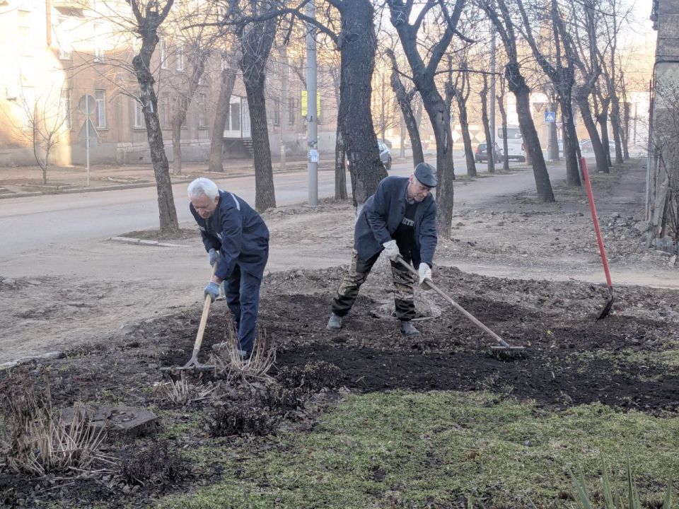 Сотрудники учреждений культуры Алчевска продолжают активное участие в субботнике Сотрудники учреждений культуры Алчевска продолжают активное участие в субботнике