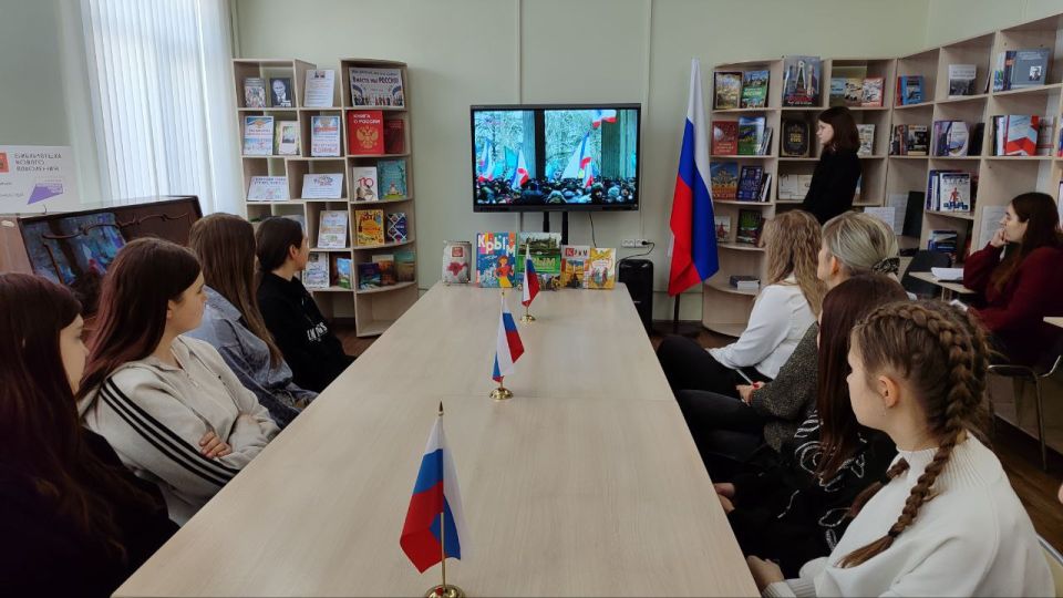 В модельной библиотеке МБУ «АГЦБС» прошла интеллектуальная игра «Путешествие по Крыму и России», приуроченная ко Дню воссоединения Крыма с Российской Федерацией В модельной библиотеке МБУ «АГЦБС» прошла интеллектуальная игра «Путешествие по Крыму и России», приуроченная ко Дню воссоединения Крыма с Российской Федерацией