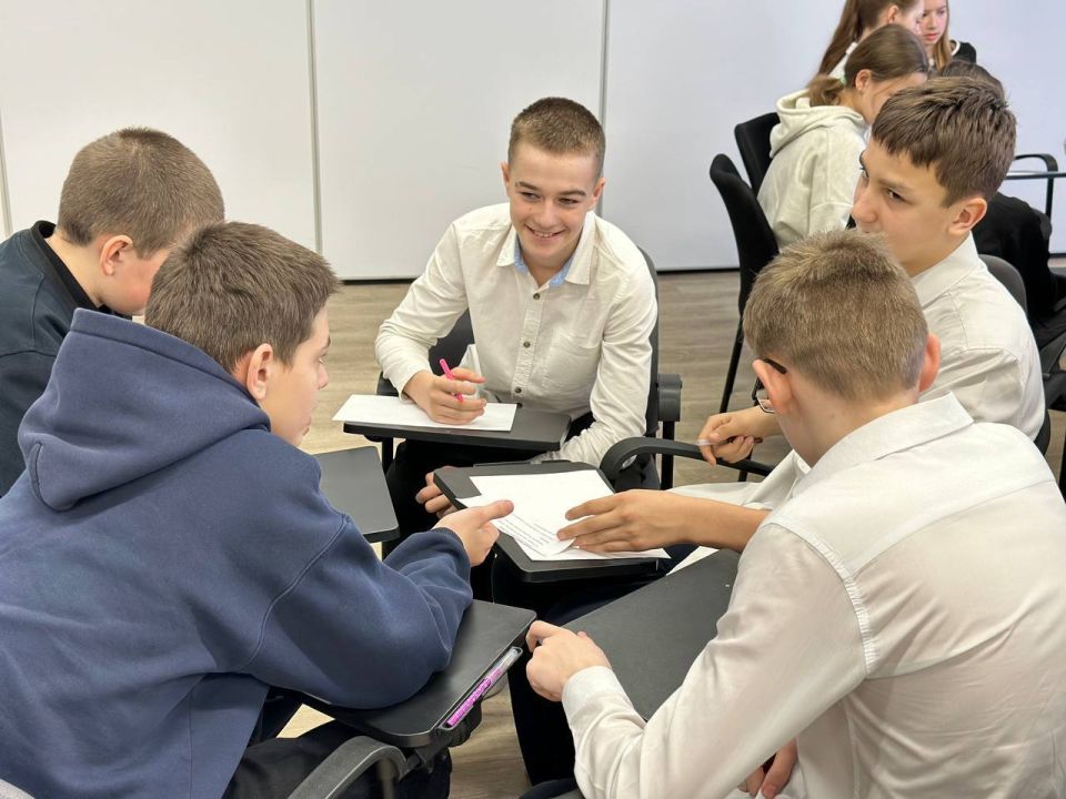 Штаб общественной поддержки организовал для луганских школьников тренинг по защите от травли и киберугроз Штаб общественной поддержки организовал для луганских школьников тренинг по защите от травли и киберугроз