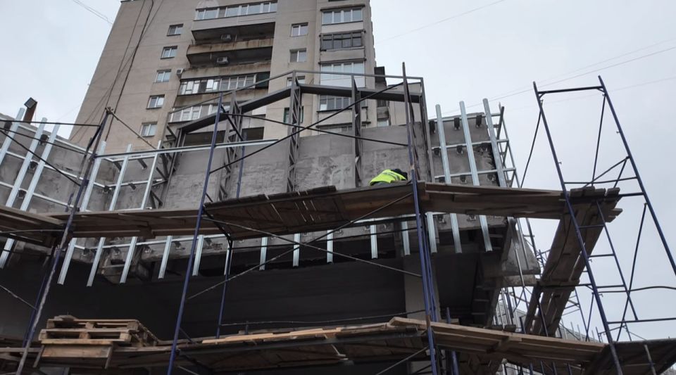 На здании Краснодонского ЗАГСа устанавливают вентилируемый фасад На здании Краснодонского ЗАГСа устанавливают вентилируемый фасад