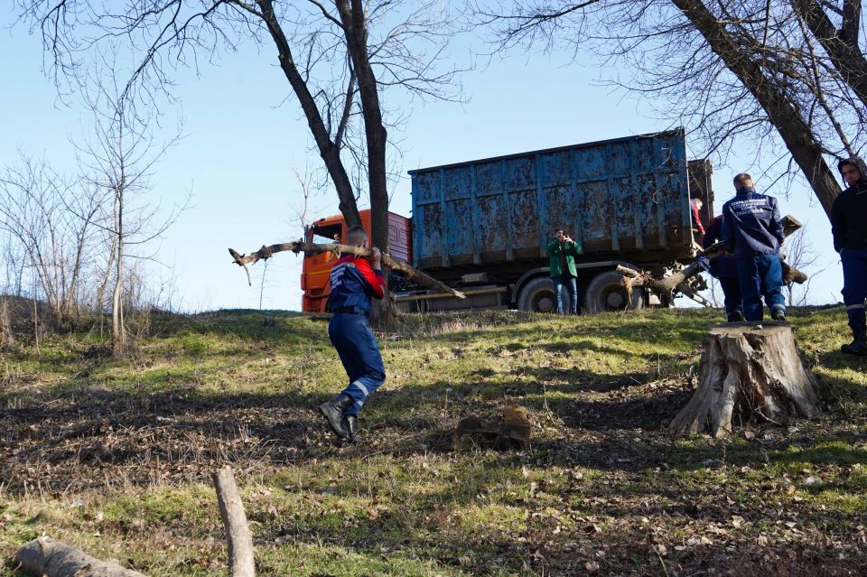 Помощь в расчистке реки Лугань Помощь в расчистке реки Лугань