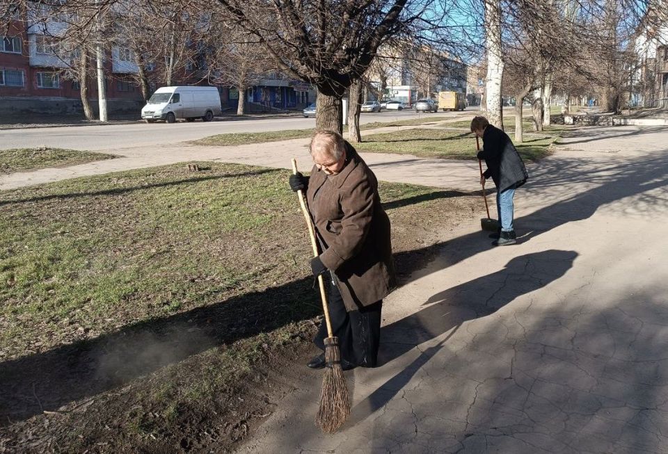 Сотрудники учреждений культуры Алчевска продолжают активное участие в субботнике Сотрудники учреждений культуры Алчевска продолжают активное участие в субботнике