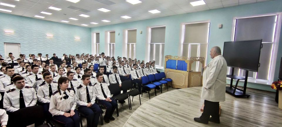 Каждый старшеклассник задумывается, кем он видит себя в жизни, какую профессию выбрать Каждый старшеклассник задумывается, кем он видит себя в жизни, какую профессию выбрать