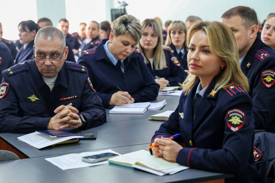 111Александр Корниенко провёл совещание с участием представителей кадровых подразделений территориальных ОВД 111Александр Корниенко провёл совещание с участием представителей кадровых подразделений территориальных ОВД