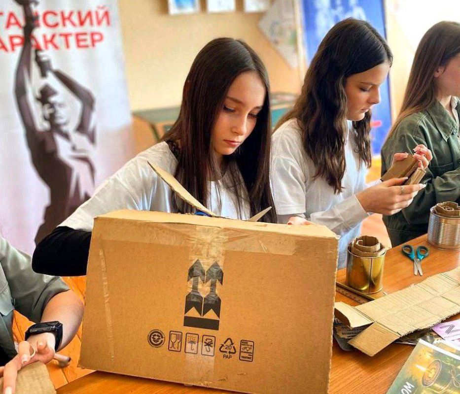 Виктория Сошина: Активисты щетовского первичного отделения партии «Единая Россия» и Антрацитовского отделения Союза женщин России ЛНР организовали в ГБОУ ЛНР «АСШ №12 имени Г.М.Тютюнника» мастер-класс по изготовлению окопных... Виктория Сошина: Активисты щетовского первичного отделения партии «Единая Россия» и Антрацитовского отделения Союза женщин России ЛНР организовали в ГБОУ ЛНР «АСШ №12 имени Г.М.Тютюнника» мастер-класс по изготовлению окопных...