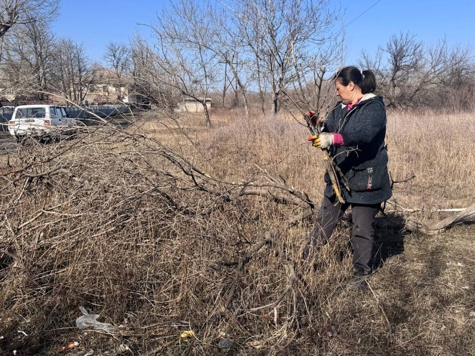 13 марта в пгт Дзержинский прошли работы по благоустройству территории ул. Герцена в районе Ровеньковского ясли-сада комбинированного вида «Тополек» 13 марта в пгт Дзержинский прошли работы по благоустройству территории ул. Герцена в районе Ровеньковского ясли-сада комбинированного вида «Тополек»