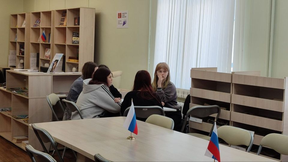 В модельной библиотеке МБУ «АГЦБС» прошла интеллектуальная игра «Путешествие по Крыму и России», приуроченная ко Дню воссоединения Крыма с Российской Федерацией В модельной библиотеке МБУ «АГЦБС» прошла интеллектуальная игра «Путешествие по Крыму и России», приуроченная ко Дню воссоединения Крыма с Российской Федерацией
