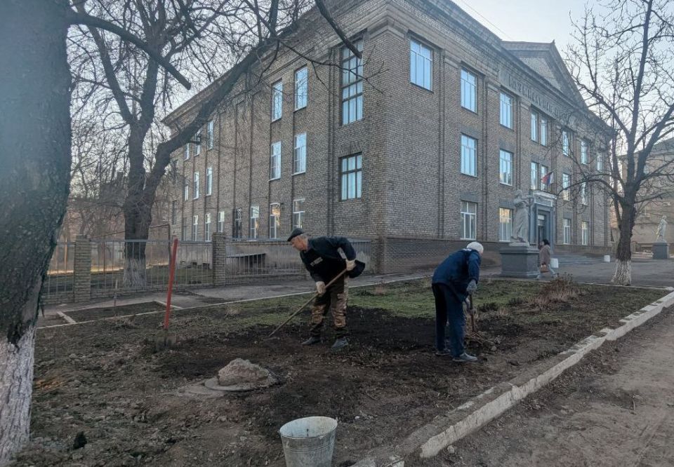 Сотрудники учреждений культуры Алчевска продолжают активное участие в субботнике Сотрудники учреждений культуры Алчевска продолжают активное участие в субботнике