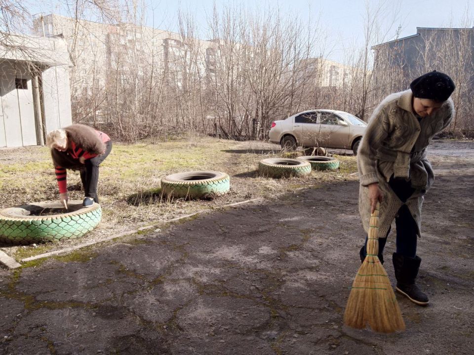 Сотрудники учреждений культуры Алчевска продолжают активное участие в субботнике Сотрудники учреждений культуры Алчевска продолжают активное участие в субботнике