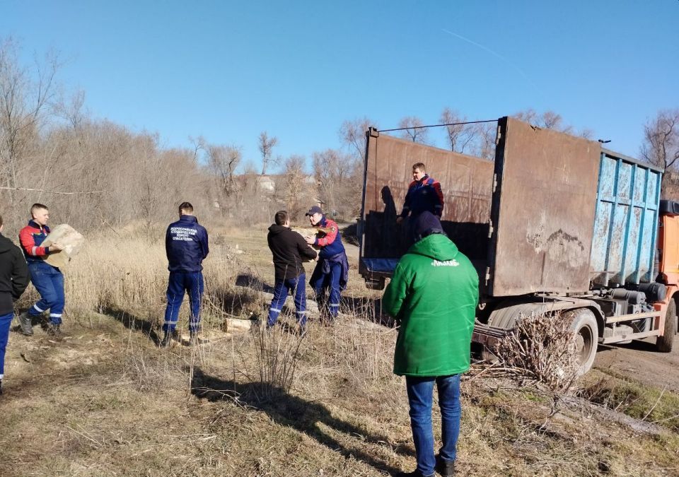 Спасатели в Луганске ликвидируют заторы на реке Лугань Спасатели в Луганске ликвидируют заторы на реке Лугань