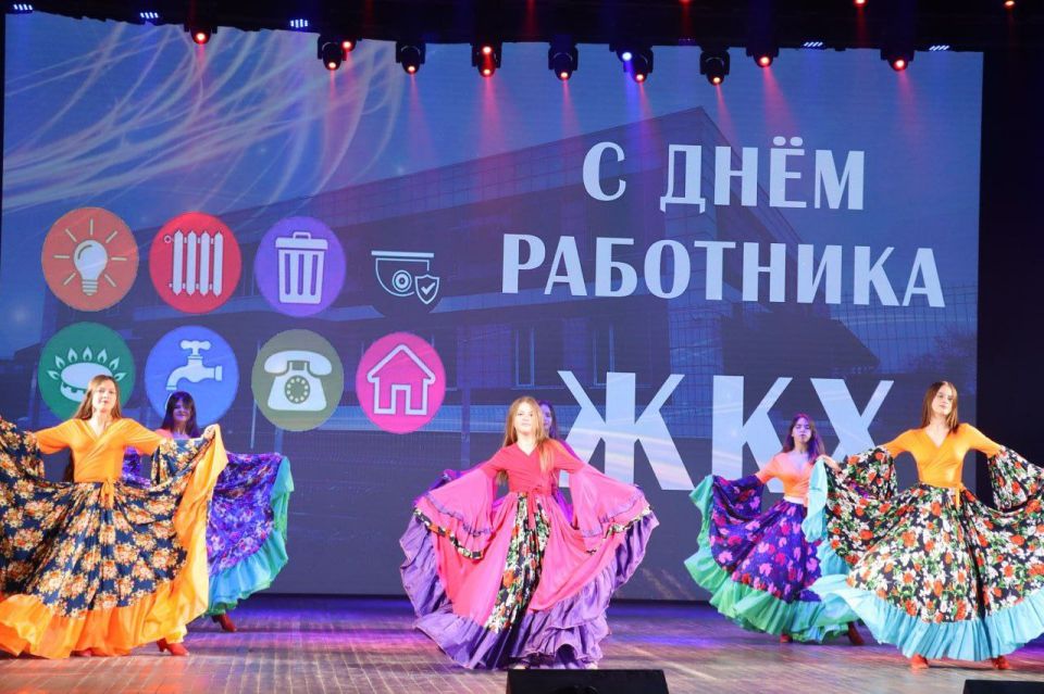 Яна Сылкина: Сегодня чествовали тех, кто ежедневным кропотливым честным трудом обеспечивает комфортную жизнь каждого из нас Яна Сылкина: Сегодня чествовали тех, кто ежедневным кропотливым честным трудом обеспечивает комфортную жизнь каждого из нас