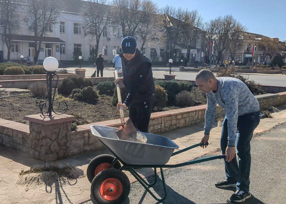 Владимир Чернев: Сегодня работники Администрации Старобельского муниципального округа вышли на субботник и привели в порядок территорию центральной площади города Владимир Чернев: Сегодня работники Администрации Старобельского муниципального округа вышли на субботник и привели в порядок территорию центральной площади города