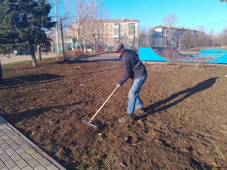 Сотрудники учреждений культуры Алчевска продолжают активное участие в субботнике Сотрудники учреждений культуры Алчевска продолжают активное участие в субботнике